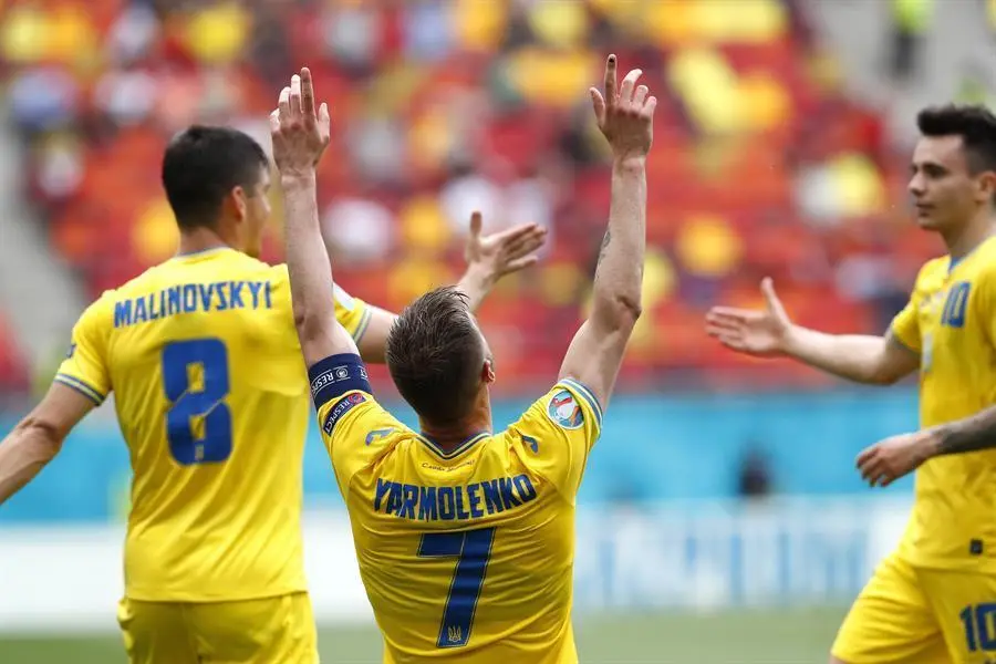 Andriy Yarmolenko (C) de Ucrania celebra con sus compa&ntilde;eros de equipo despu&eacute;s de anotar el 1-0 durante el partido de f&uacute;tbol de la ronda preliminar del grupo C de la Eurocopa 2020 entre Ucrania y Macedonia del Norte en Bucarest, Ruman&iacute;a, 17 de junio de 2021. (Ruman&iacute;a, Ucrania, Bucarest) EFE/EPA/Robert Ghement