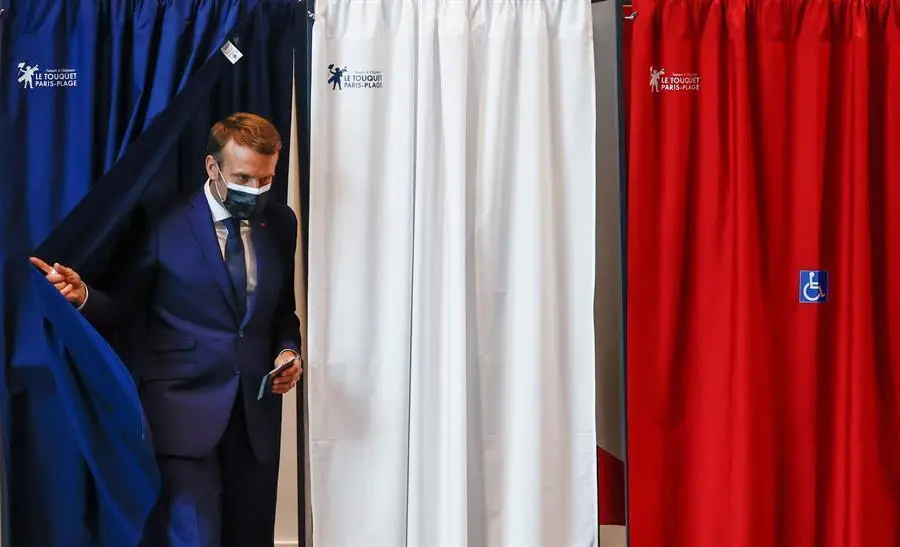 El presidente franc&eacute;s, Emmanuel Macron, sale de una cabina en un colegio electoral durante la primera vuelta de las elecciones regionales y departamentales francesas, en Le Touquet-Paris-Plage, Francia, 20 de junio de 2021. (Elecciones, Francia) EFE/EPA/CHRISTIAN HARTMANN / POOL MAXPPP OUT