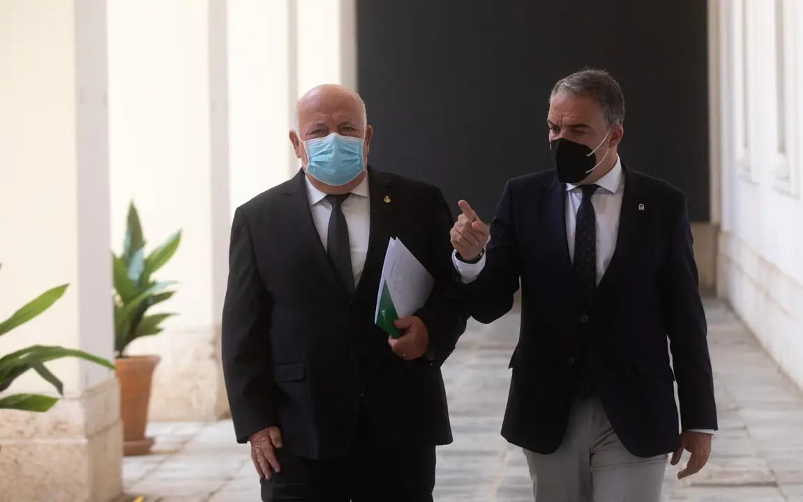 Los consejeros de Salud, Jes&uacute;s Aguirre, y de la Presidencia y portavoz del Gobierno, El&iacute;as Bendodo, esta martes antes de empezar la rueda de prensa del Consejo de Gobierno en una imagen de archivo.