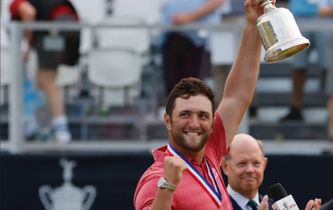 El espa&ntilde;ol Jon Rahm celebra con el trofeo de campe&oacute;n del US Open tras ganar el torneo de golf US Open 2021 en el campo sur del Torrey Pines Golf Course en San Diego, California, Estados Unidos, el 20 de junio de 2021. (Abierto, Espa&ntilde;a, Estados Unidos) EFE/EPA/ERIK S. LESSER