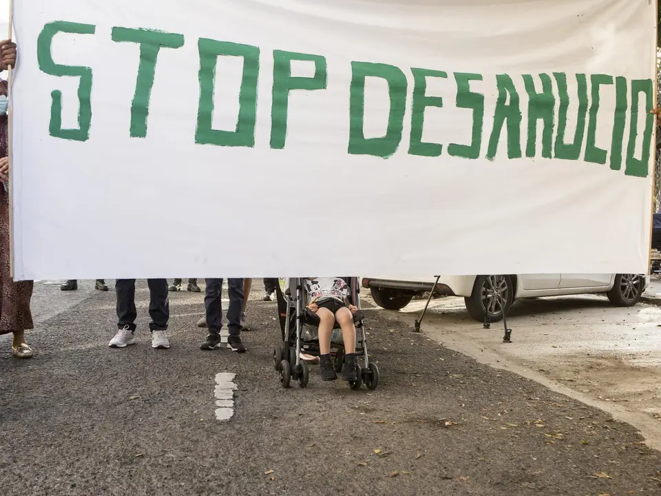 Varias personas participan en una protesta contra la presencia del secretario general de Vox en Melilla, a 10 de junio de 2021, en Melilla (Espa&ntilde;a). 