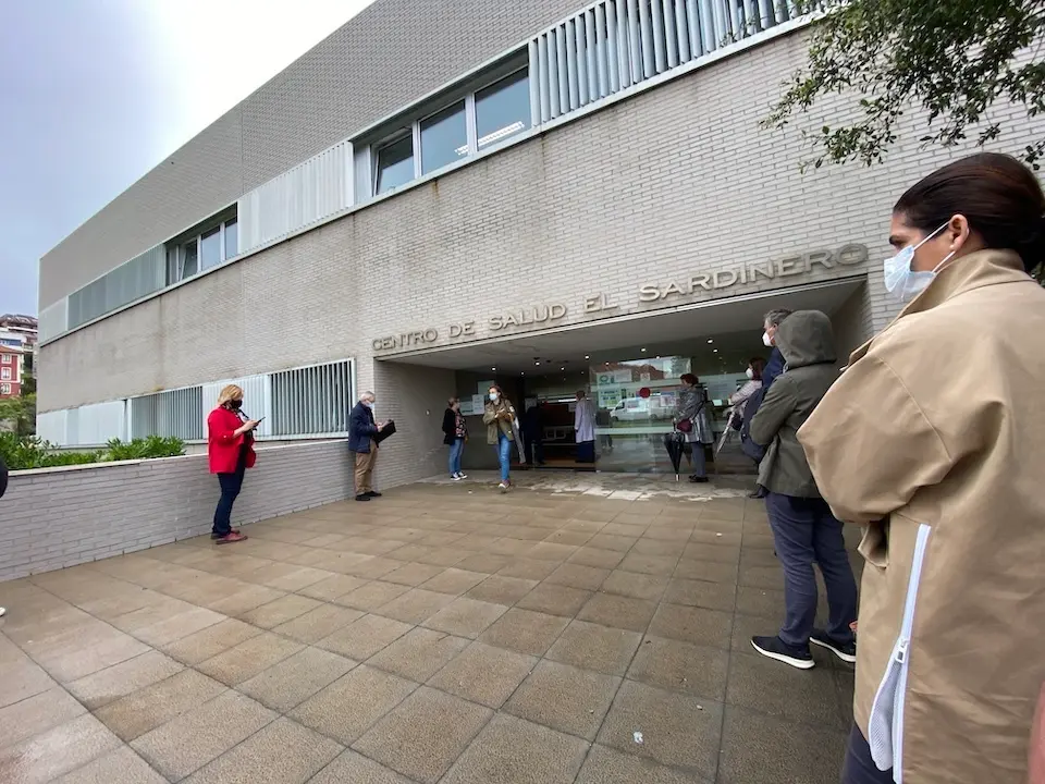 Varias personas esperan su turno para recibir la primera dosis de la vacuna en el centro de Salud del Sardinero. / HARDY