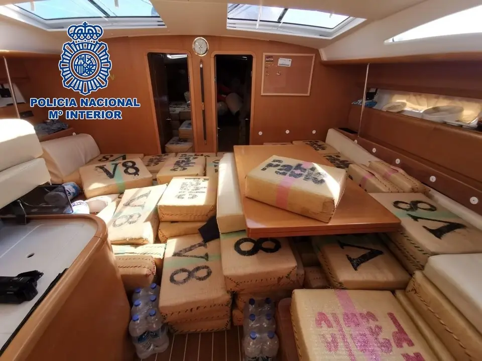 La Polic&iacute;a Nacional interviene un narcovelero con seis toneladas de hach&iacute;s en aguas internacionales del Mediterr&aacute;neo.
