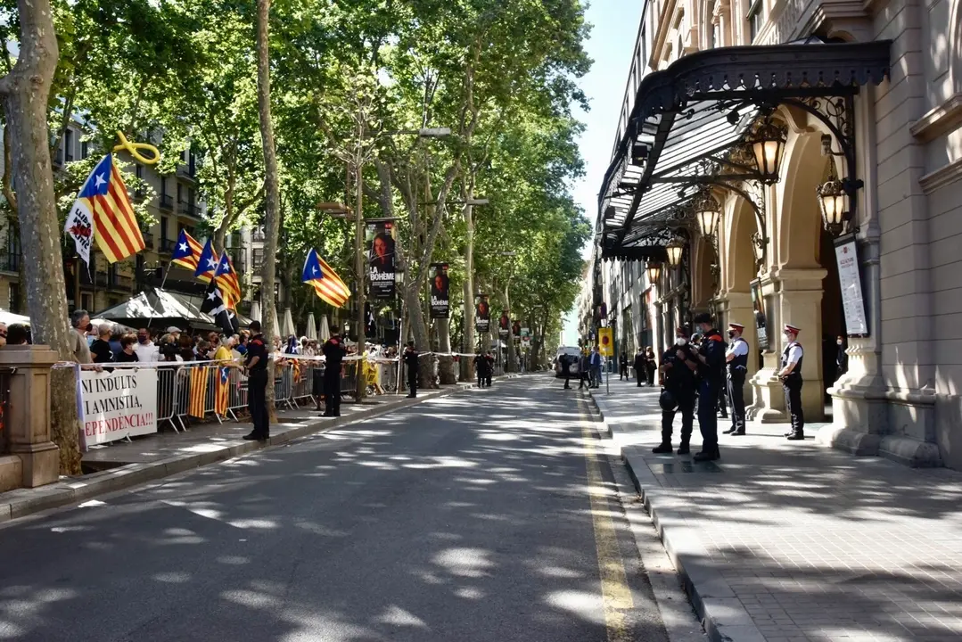 Unas 200 personas protestan ante el Liceu, donde el presidente del Gobierno, Pedro S&aacute;nchez, presentar&aacute; este lunes su estrategia de reencuentro para Catalunya.