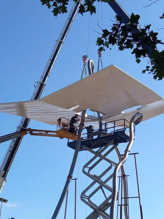 Barcelona ultima la rehabilitaci&oacute;n de la escultura David i Goliat que cay&oacute; por el temporal Gloria.