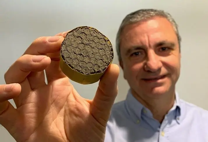 Michele Meo con una muestra del nuevo aerogel aislante