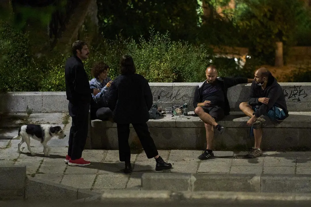 Varios j&oacute;venes se concentran en el Parque de las Vistillas, uno de los lugares t&iacute;picos de reuni&oacute;n en las fiestas de San Isidro, a 16 de mayo de 2021, en Madrid (Espa&ntilde;a). Madrid ha reforzado el dispositivo de la Polic&iacute;a Municipal para este San Isidro, apoyo que arranc&oacute; a las 20 horas de ayer viernes y se prolongar&aacute; durante todo el fin de semana. El objetivo del operativo policial es evitar la posible aglomeraci&oacute;n de personas, hacer cumplir la normativa sanitaria y evitar la venta ambulante y el consumo de alcohol en v&iacute;a p&uacute;blica, ha informado el &Aacute;rea de Seguridad y Emergencias del Ayuntamiento de Madrid.