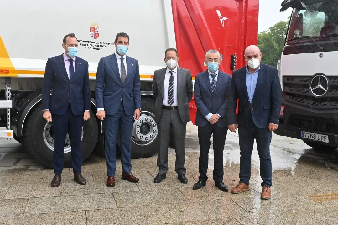 Ib&aacute;&ntilde;ez con los representantes de las macomunidades de Burgos.