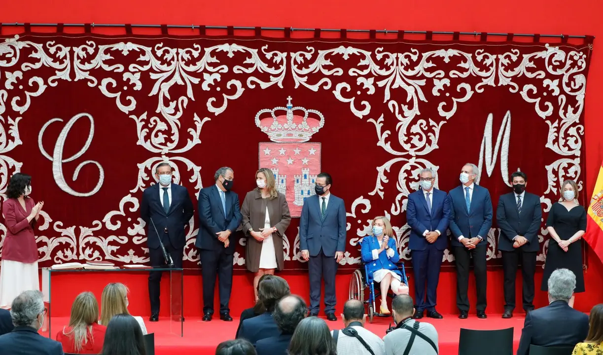 (I-D) La presidenta de la Comunidad de Madrid, Isabel D&iacute;az Ayuso, aplaude durante el acto de toma de posesi&oacute;n del Consejo de Gobierno de la Comunidad de Madrid de la XII Legislatura con el consejero de Presidencia, Justicia e Interior, Enrique L&oacute;pez; el c