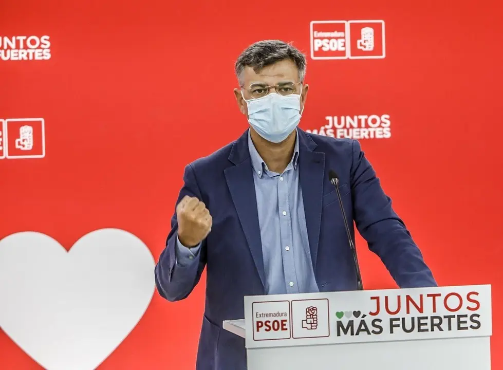 El portavoz del PSOE extreme&ntilde;o, Juan Antonio Gonz&aacute;lez, en rueda de prensa