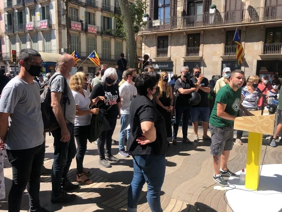El portavoz del Secretariat Nacional de la CUP, Edgar Fern&aacute;ndez, en una rueda de prensa en la Rambla de Barcelona por la visita del presidente, Pedro S&aacute;nchez, para presenar los indultos de los l&iacute;deres del 1-O en el Liceu.