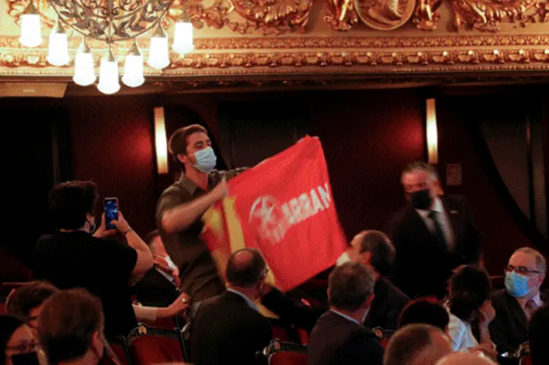 Uno de los invitados interrumpe el discurso del presidente al grito de independencia y amnist&iacute;a