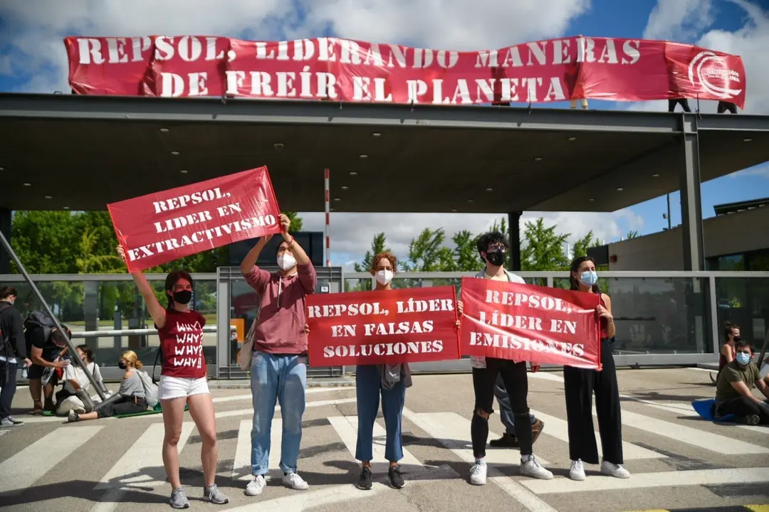 Unos 100 activistas bloquean la entrada del centro de Repsol en M&oacute;stoles y piden el cese de sus actividades f&oacute;siles