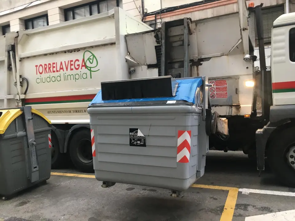 Un cami&oacute;n del servicio de limpieza de Torrelavega por la calle Joaqu&iacute;n Hoyos. / S. Dl&iacute;az