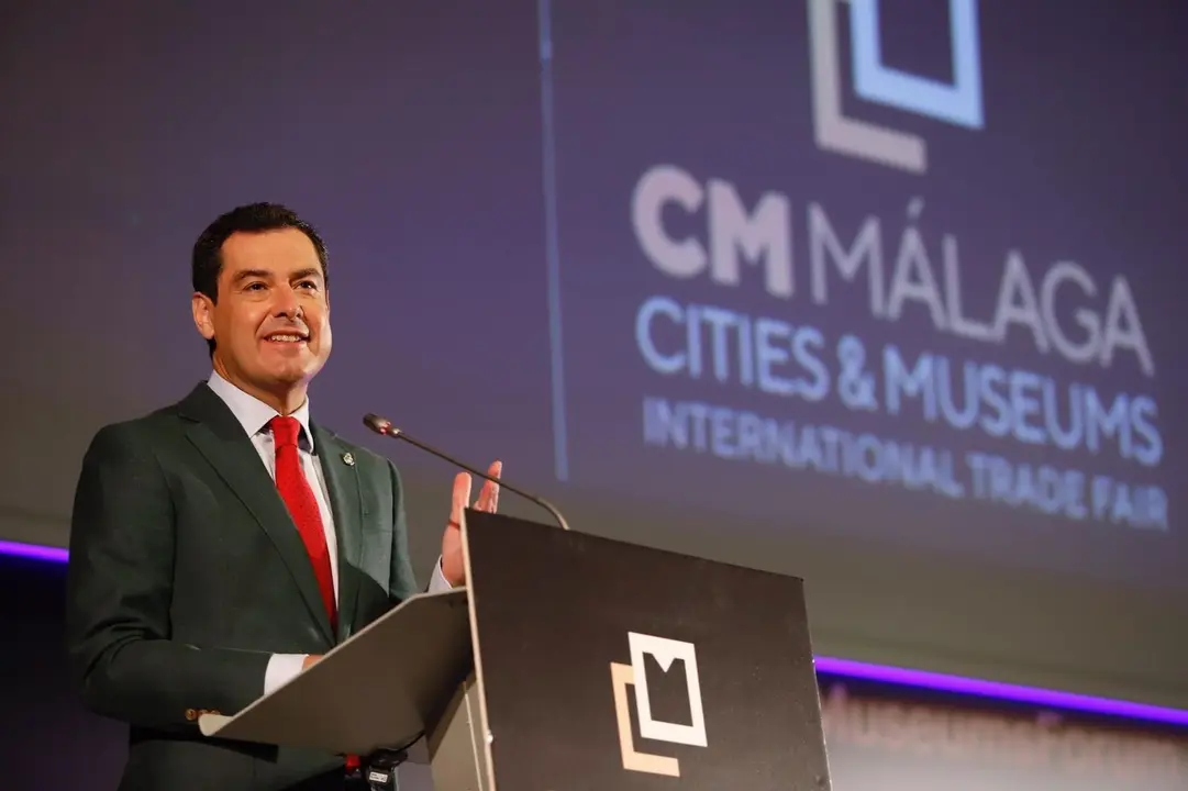 El presidente del Gobierno andaluz, Juanma Moreno, en la inauguraci&oacute;n del encuentro Cities and Museums International Trade Fair que se celebra en M&aacute;laga
