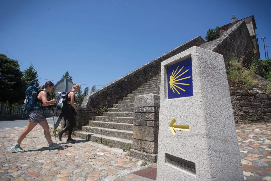 Portomarin, Lugo. Reapertura de la mitad de los albergues de peregrinos publicos dependientes de la Xunta de Galicia. Los primeros d&iacute;as del mes de junio han tra&iacute;do a la Comunidad tantos peregrinos como los meses precedentes de 2021. En la imagen, un grupo de peregrinos sube las escaleras de la Capela das Neves, icono del Camino de Santiago en Portomarin en la ma&ntilde;ana del martes 15 de junio