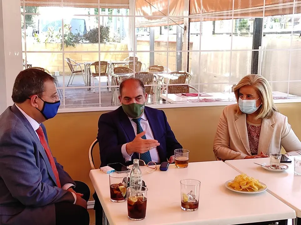 El vicepresidente de la CEOE y presidente de ATA, Lorenzo Amor (centro), entre Joaqu&iacute;n Gisbert (CECO) y F&aacute;tima B&aacute;&ntilde;ez (Fundaci&oacute;n CEOE).