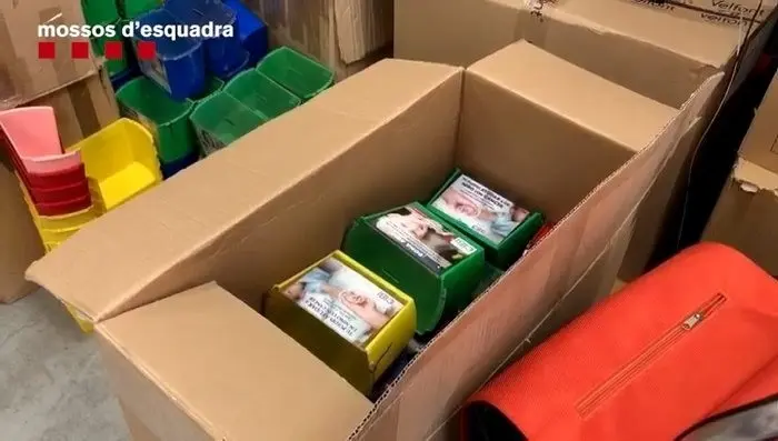 Imagen del material encontrado en una fundaci&oacute;n ben&eacute;fica de donde han detenido tres miembros por presunta estafa