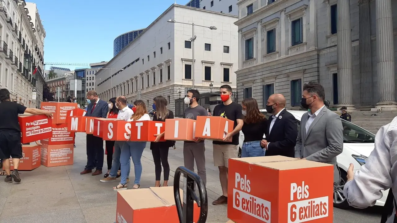 ERC, Junts, PDeCAT y la CUP entregan 200.000 firmas en el Congreso en favor de la tramitaci&oacute;n de la Ley de Amnist&iacute;a