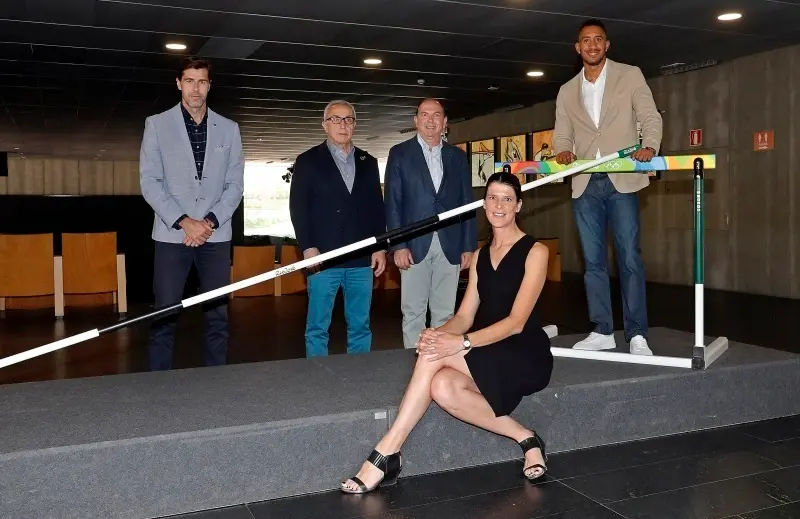 Ruth Beitia y Orlando Ortega posan junto a Ra&uacute;l Chapado, Alejandro Blanco y Santiago Palomera, y el list&oacute;n y una valla de Rio 2016