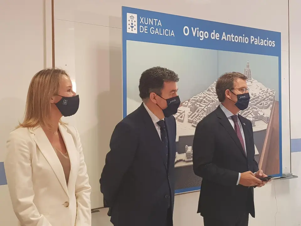 La delegada de la Xunta en Vigo, Marta Fern&aacute;ndez-Tapias, el conselleiro de Educaci&oacute;n, Rom&aacute;n Rodr&iacute;guez, y el presidente del Gobierno gallego, Alberto N&uacute;&ntilde;ez Feij&oacute;o, durante el acto