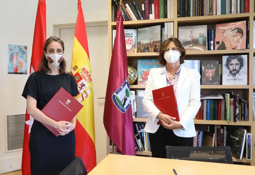 La delegada de Cultura, Turismo y Deporte, Andrea Levy, firma un acuerdo con la Fundaci&oacute;n Telef&oacute;nica para el programa 21Distritos
