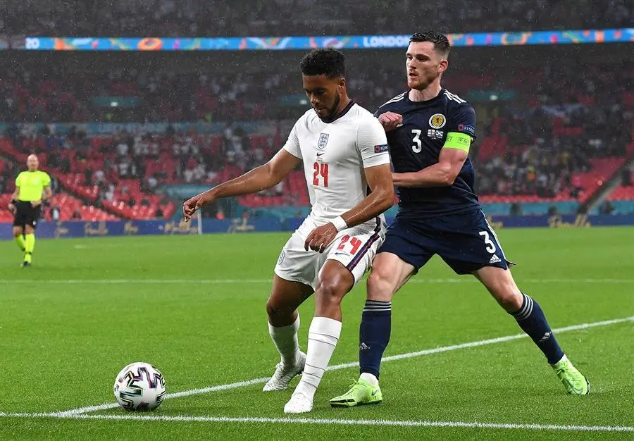Reece James (izq.) de Inglaterra en acci&oacute;n contra Andrew Robertson (der.) de Escocia durante el partido de f&uacute;tbol de la ronda preliminar del grupo D de la UEFA EURO 2020 entre Inglaterra y Escocia en Londres, Gran Breta&ntilde;a, el 18 de junio de 2021. (Reino Unido, Londres) EFE/EPA/Andy Rain