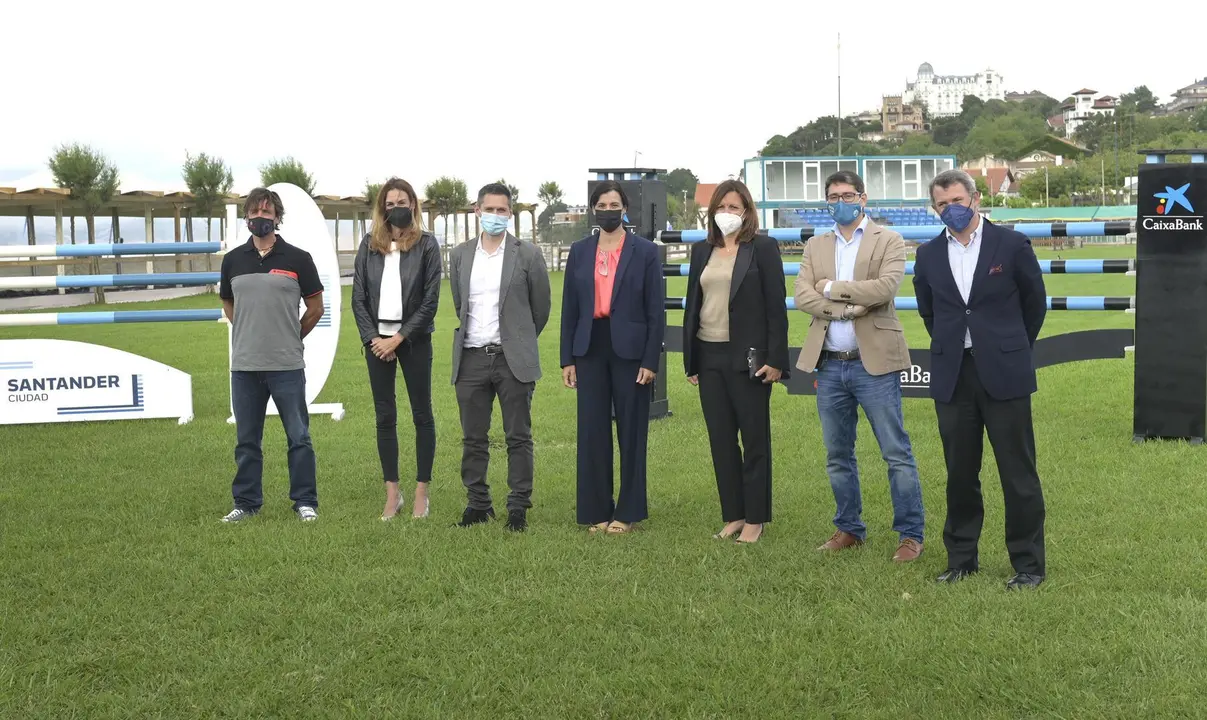 Durante tres d&iacute;as de competici&oacute;n alrededor de 65 jinetes y amazonas y 100 caballos saldr&aacute;n a disputar uno de los eventos m&aacute;s importantes de calendario deportivo en nuestro pa&iacute;s. Entre ellos se encuentra un buen n&uacute;mero jinetes c&aacute;ntabros como Javier L&oacute;pez Ar&oacute;stegui, Borja Villal&oacute;n, Iv&aacute;n Serrano o Pablo D&iacute;az Cuevas