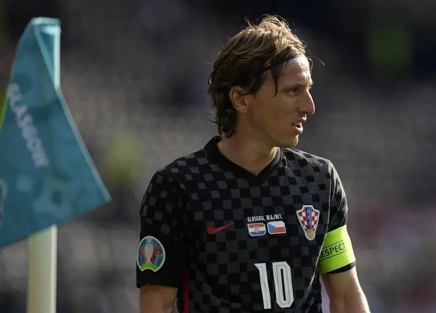 Luka Modric, de Croacia, reacciona durante el partido de f&uacute;tbol de la ronda preliminar del grupo D de la Eurocopa 2020 entre Croacia y la Rep&uacute;blica Checa en Glasgow, Gran Breta&ntilde;a, el 18 de junio de 2021. / EFE/EPA/Petr Josek
