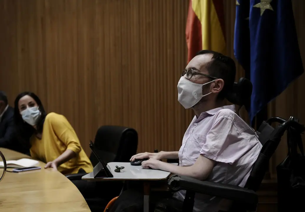 (I-D) La diputada de Unidas Podemos y portavoz adjunta en la Comisi&oacute;n de Agricultura, Pesca y Alimentaci&oacute;n, Isa Franco, y el portavoz de Unidas Podemos en el Congreso, Pablo Echenique, durante la apertura de la Jornada sobre la Ley de Cadena Alimentaria, 