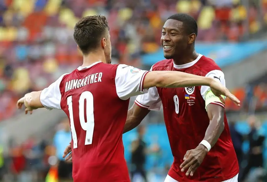 Christoph Baumgartner (izq.) de Austria celebra con su compa&ntilde;ero David Alaba (dcha.) tras marcar el 1-0 durante el partido de f&uacute;tbol de la ronda preliminar del grupo C de la Eurocopa 2020 entre Ucrania y Austria en Bucarest, Ruman&iacute;a, el 21 de junio de 2021. (Ruman&iacute;a, Ucrania, Bucarest) EFE/EPA/Robert Ghement