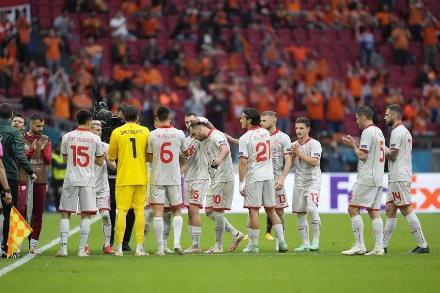 Compa&ntilde;eros de equipo aplauden a Gorand Pandev (6-R) de Macedonia del Norte mientras abandona el campo durante el partido de f&uacute;tbol de la ronda preliminar del grupo C de la UEFA EURO 2020 entre Macedonia del Norte y Holanda en &Aacute;msterdam, Holanda, el 21 de junio de 2021. (Pa&iacute;ses Bajos; Holanda) EFE/EPA/Peter Dejong