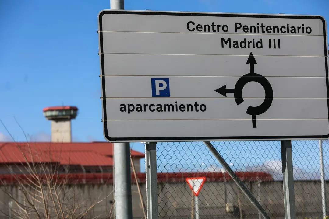 Archivo - Un cartel indica la direcci&oacute;n a la entrada de la c&aacute;rcel de Valdemoro, en Madrid