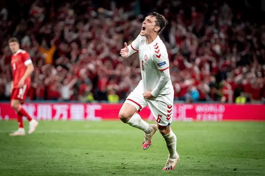 El dan&eacute;s Andreas Christensen reacciona durante el partido de f&uacute;tbol de la ronda preliminar del grupo B . EFE