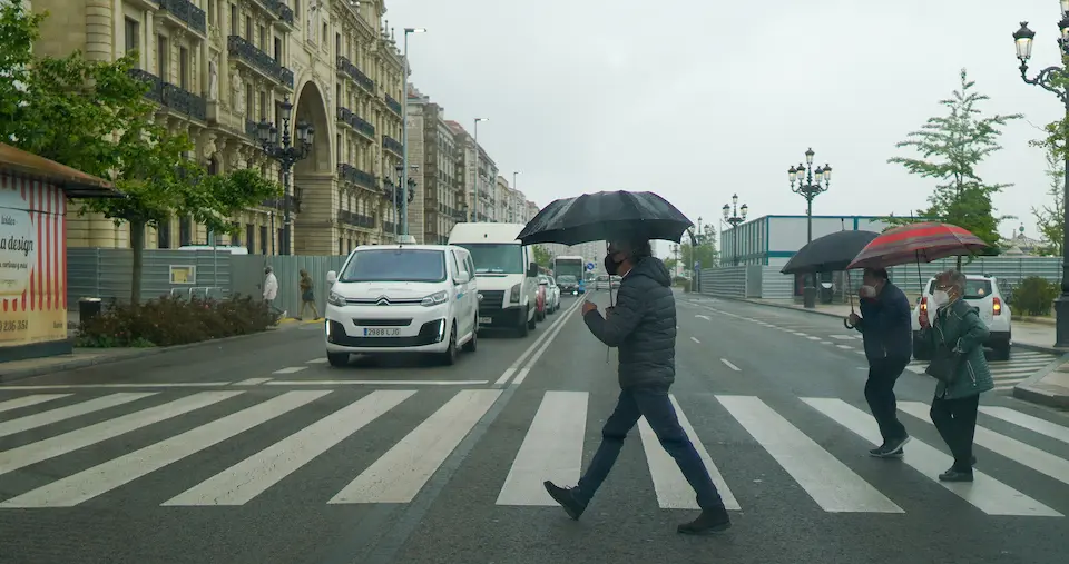 Varias personas con mascarilla por el centro de Santander. / HARDY