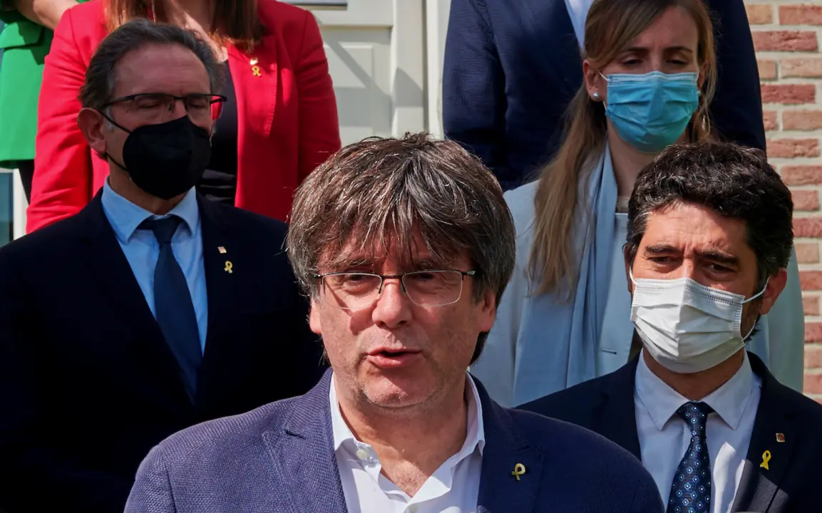 El expresident Carles Puigdemont, atiende a la prensda tras la reuni&oacute;n que ha mantenido con los consellers de JxCat en el Govern, Jordi Puigner&oacute;, Jaume Gir&oacute;, Vict&ograve;ria Alsina, Gemma Geis, Josep Maria Argimon, Lourdes Ciur&oacute; y Violant Cervera, frente la Casa de la Rep&uacute;blica, en Waterloo. EFE/Horst Wagner