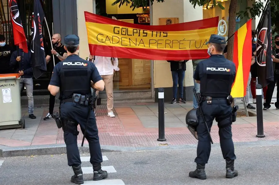 Miembros de la organizaci&oacute;n pol&iacute;tica de extrema derecha "Basti&oacute;n Frontal" asisten a una protesta contra la inminente aprobaci&oacute;n de los indultos a los l&iacute;deres independentistas del "proc&eacute;s", este lunes en Madrid. EFE/Rodrigo Jim&eacute;nez