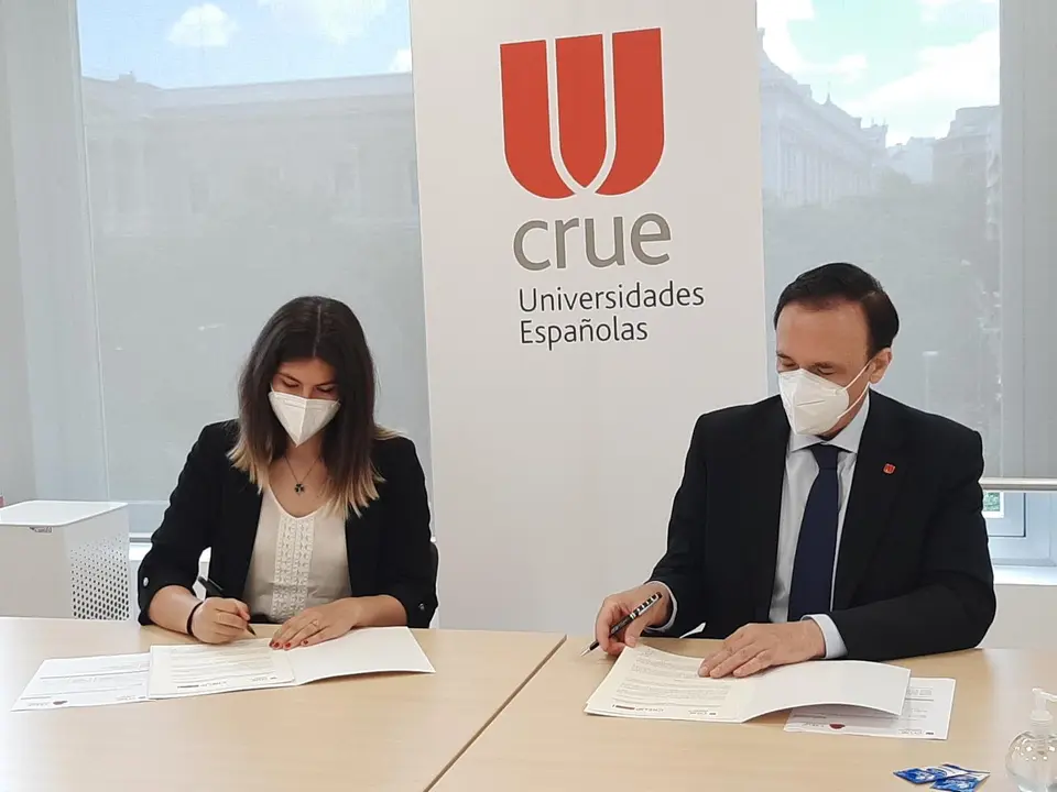 Firma del convenio entre la presidenta de la CREUP, Andrea Paricio Henares y el presidente de Crue, Jos&eacute; Carlos G&oacute;mez Villamandos