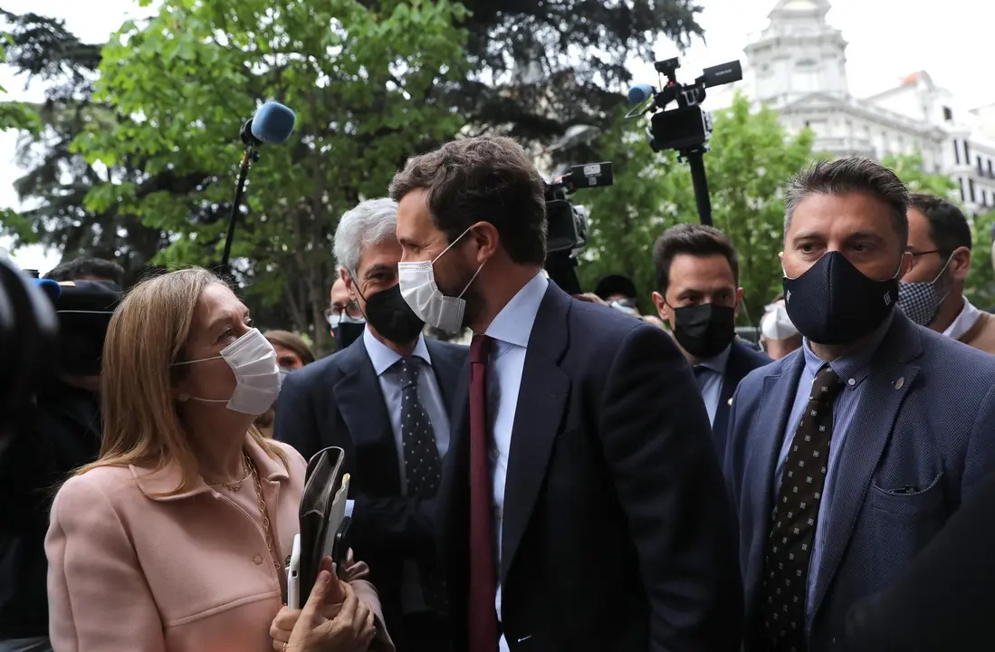Archivo - La vicesecretaria de Pol&iacute;tica Social del PP, Ana Pastor; conversa con el presidente del PP, Pablo Casado, a su llegada a la Jornada sobre Sociedad y Sanidad 'Reformas en pol&iacute;ticas y gesti&oacute;n sanitarias', a 8 de abril de 2021, en Madrid, (Espa&ntilde;a).