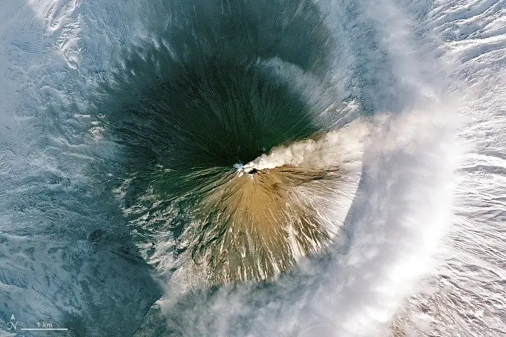 Volc&aacute;n activo en la Pen&iacute;nsula siberiana de Kamchatka