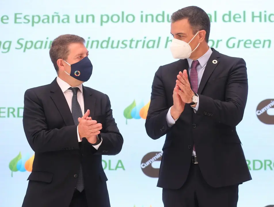 (I-D) El presidente de Castilla-La Mancha, Emiliano Garc&iacute;a Page, y el presidente del Gobierno, Pedro S&aacute;nchez durante la presentaci&oacute;n del acto 'Haciendo de Espa&ntilde;a un polo industrial del hidr&oacute;geno verde en Europa', a 24 de mayo de 2021, en Toledo, Castilla-La Mancha, (Espa&ntilde;a). Este encuentro est&aacute; convocado para dar a conocer una importante iniciativa inversora en Espa&ntilde;a para la generaci&oacute;n de hidr&oacute;geno renovable gracias a un acuerdo entre la corporaci&oacute;n norteamericana Cummins y la energ&eacute;tica espa&ntilde;ola Iberdrola que se materializar&aacute; en una inversi&oacute;n de 60 millones de euros.                                                     