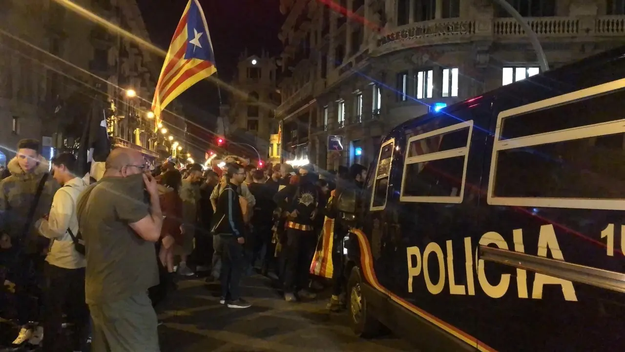 Archivo - Furgones ante la Jefatura de Polic&iacute;a en la Via Laietana de Barcelona durante una protesta por la actuaci&oacute;n policial en los disturbios a ra&iacute;z de la sentencia del proceso independentista, el 26 de octubre de 2019