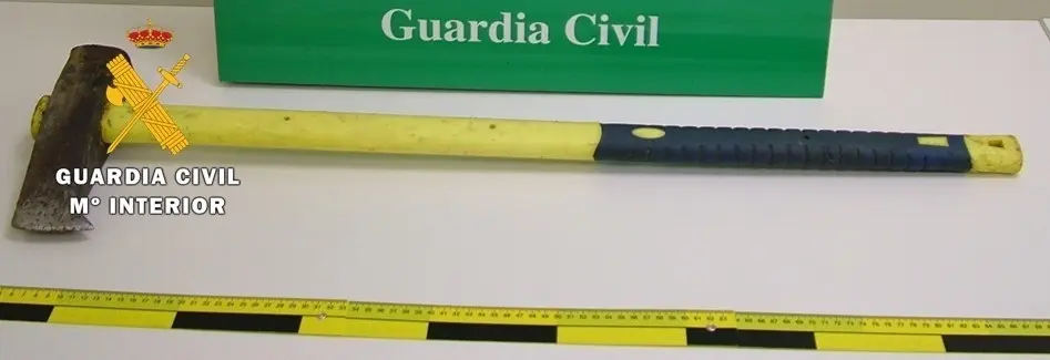 Hacha con el que el detenido amenaz&oacute; a un vecino.