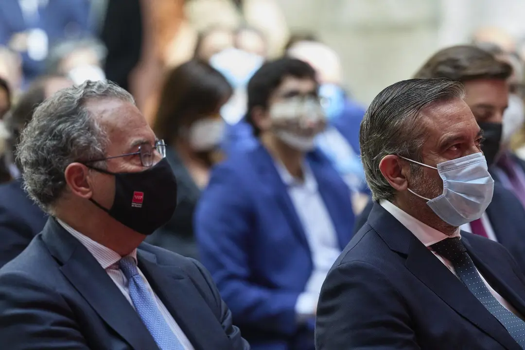 El consejero de Educaci&oacute;n, Universidades, Ciencia y portavoz del Gobierno, Enrique Ossorio (i) y el consejero de Presidencia, Justicia e Interior, Enrique L&oacute;pez, en el acto de toma de posesi&oacute;n del Consejo de Gobierno de la Comunidad de Madrid.