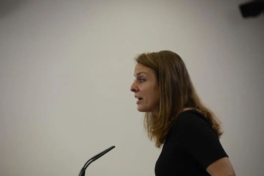 La diputada de la CUP en el Congreso, Mireia Veh&iacute;, interviene en una rueda de prensa anterior a una Junta de Portavoces.