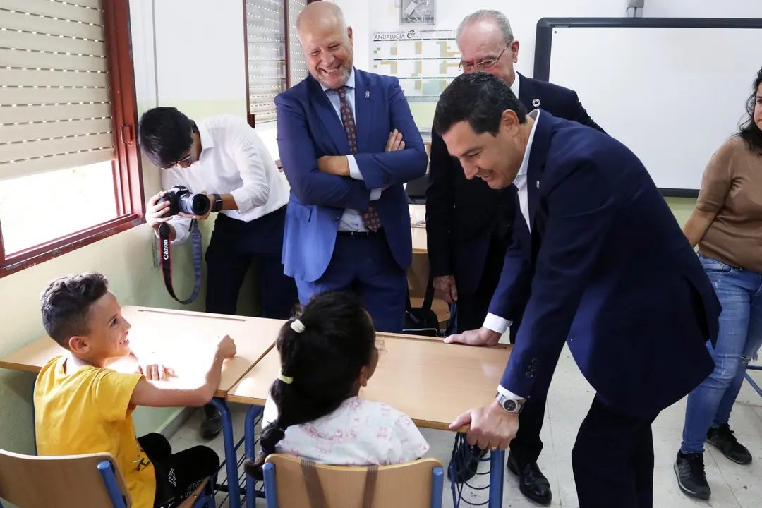 MLG 10-09-2019.-El presidente de la Junta de Andaluc&iacute;a, Juanma Moreno Bonilla junto al al alcalde d ela ciudad Francisco de la torre y el consejero de educaci&oacute;n Javier Imbroda acompa&ntilde;do del director de dicho centro Miguel &Aacute;ngel Mu&ntilde;oz, preside la apertura del curso escolar 2019-20120 en el Colegio de Educaci&oacute;n Infantil y Primaria, Manuel Altolaguirre.-&Aacute;LEX ZEA.