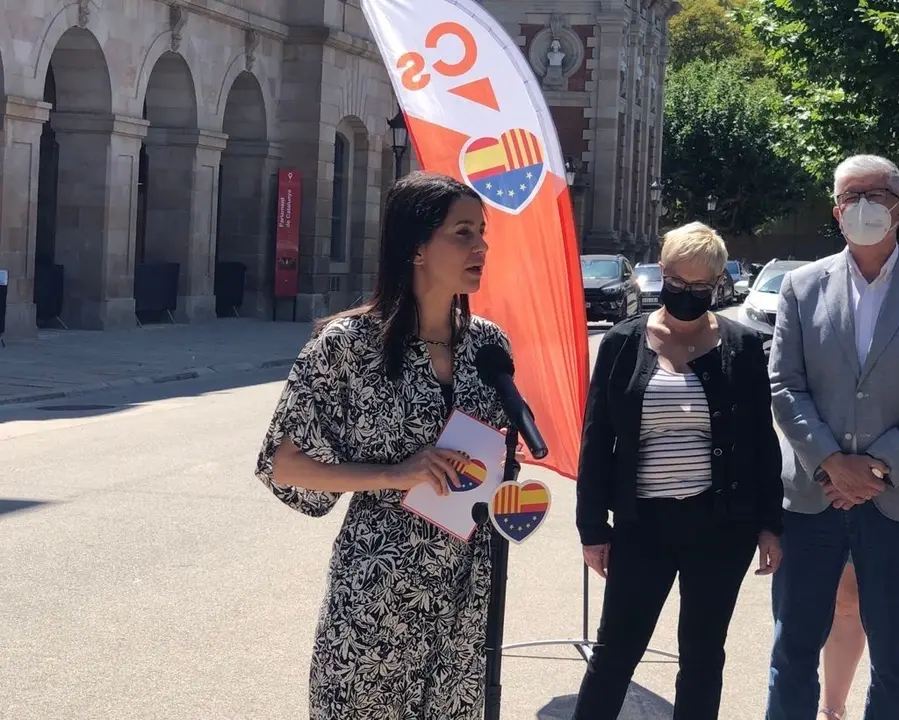 La l&iacute;der de Cs, In&eacute;s Arrimadas, en declaraciones a los periodistas ante el Parlament de Catalunya (Barcelona) a 22 de junio de 2021.