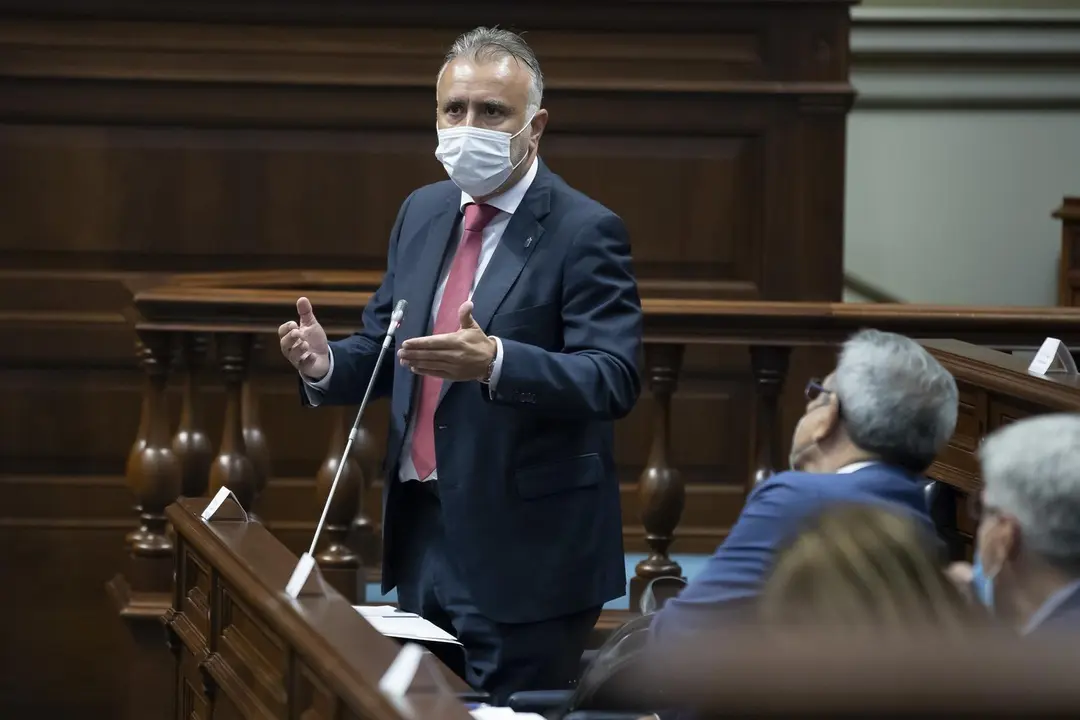 Archivo - El presidente de Canarias, &Aacute;ngel V&iacute;ctor Torres, en el Pleno del Parlamento