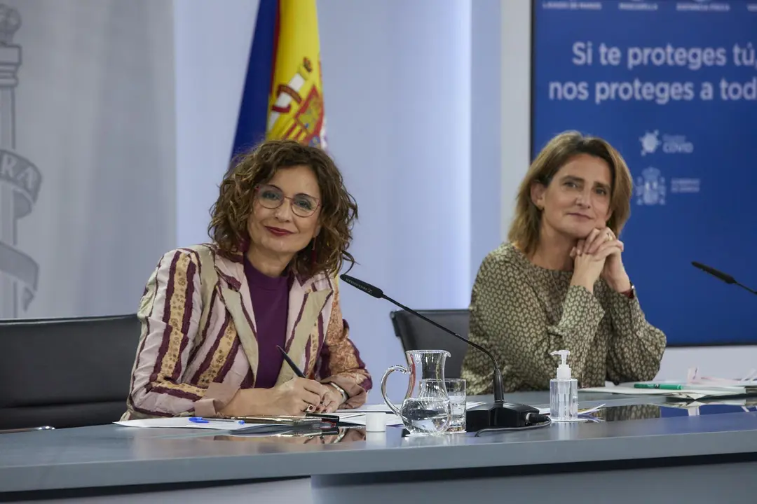 Archivo - La ministra de Hacienda, Mar&iacute;a Jes&uacute;s Montero, y la vicepresidenta cuarta y ministra para la Transici&oacute;n Ecol&oacute;gica, Teresa Ribera, tras el Consejo de Ministros