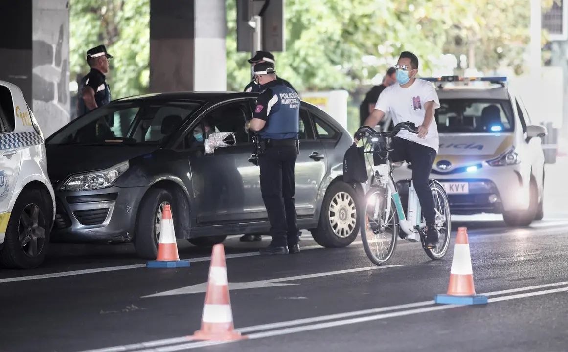 Archivo - Agentes de la Polic&iacute;a Municipal de Madrid realizan controles